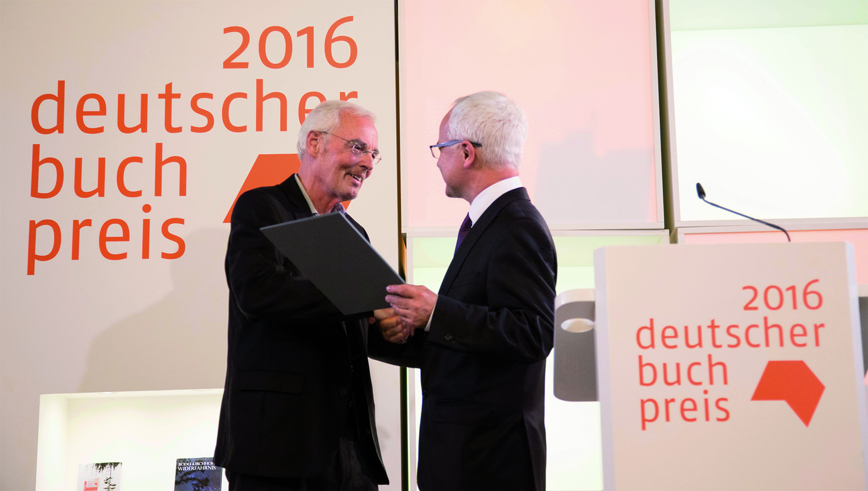 Preisträger Bodo Kirchhoff (l.) zusammen mit Börsenvereins-Vorsteher Heinrich Riethmüller bei der Verleihung des Deutschen Buchpreises 2016 (Foto: Claus Setzer).