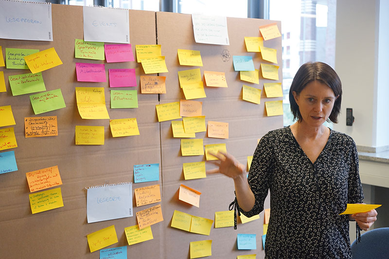 Beim Hackathon ging es bunt zu: Viele Teams nutzten wie „Snack a book“ Mindmapping per Post-its, um Ideen zu visualisieren. (Foto: buchreport/Eva Killy)