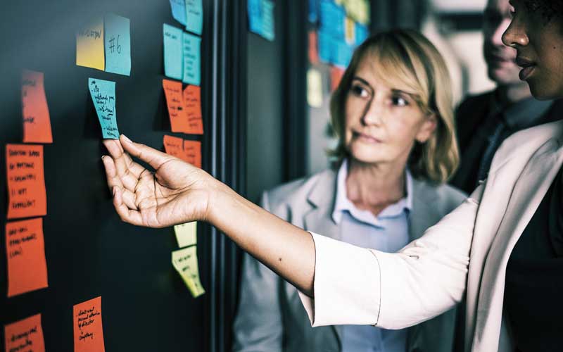 Mit Klebezetteln zum Konzept: Agile Produktentwicklung wirkt oft erst chaotisch, führt aber bei richtiger Umsetzung schnell zu konkreten Ergebnissen.