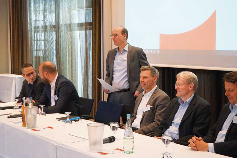 Herausforderungen auf der Agenda: In Mainz standen mehrere Podiumsdiskussionen auf dem Programm. Über Open Access diskutierten (v.l.) Guido Herrmann (Verleger Wiley-VCH), Sven Fund (Managing Director Knowledge Unlatched), Ehrhardt F. Heinold (Heinold, Spiller & Partner Unternehmensberatung), Detlef Büttner (Geschäftstführer Lehmanns Media), Christian Sprang (Justiziar des Börsenvereins) und Thomas Dohme ‧(Geschäftsführer Schweitzer Fachinformationen Goethe + Schweitzer). (Foto: buchreport/Rue)