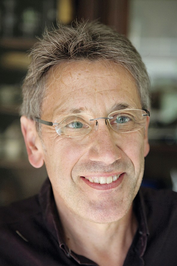 Quereinsteiger: Jörg Robbert hat sich nach einer Schriftsetzerlehre und einem Pädagogikstudium zum Buchhändler ausbilden lassen. (Foto: privat)