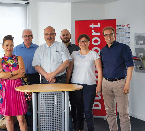 Kirchentag: Die Religionsverlage haben vergangene Woche auf dem Evangelischen Kirchentag in Dortmund Präsenz gezeigt – mit einem Abstecher in die buchreport-Redaktion (v.l.): Annette Friese und Detlef Holtgrefe (Adeo/Gerth Medien), Hans-Werner Durau (SCM-Ver lag), Carsten Schild (Vandenhoeck & Ruprecht), Beatrix Dombrowski (Herder) und Andreas Bernheim (Kösel). (Foto: buchreport/TS)