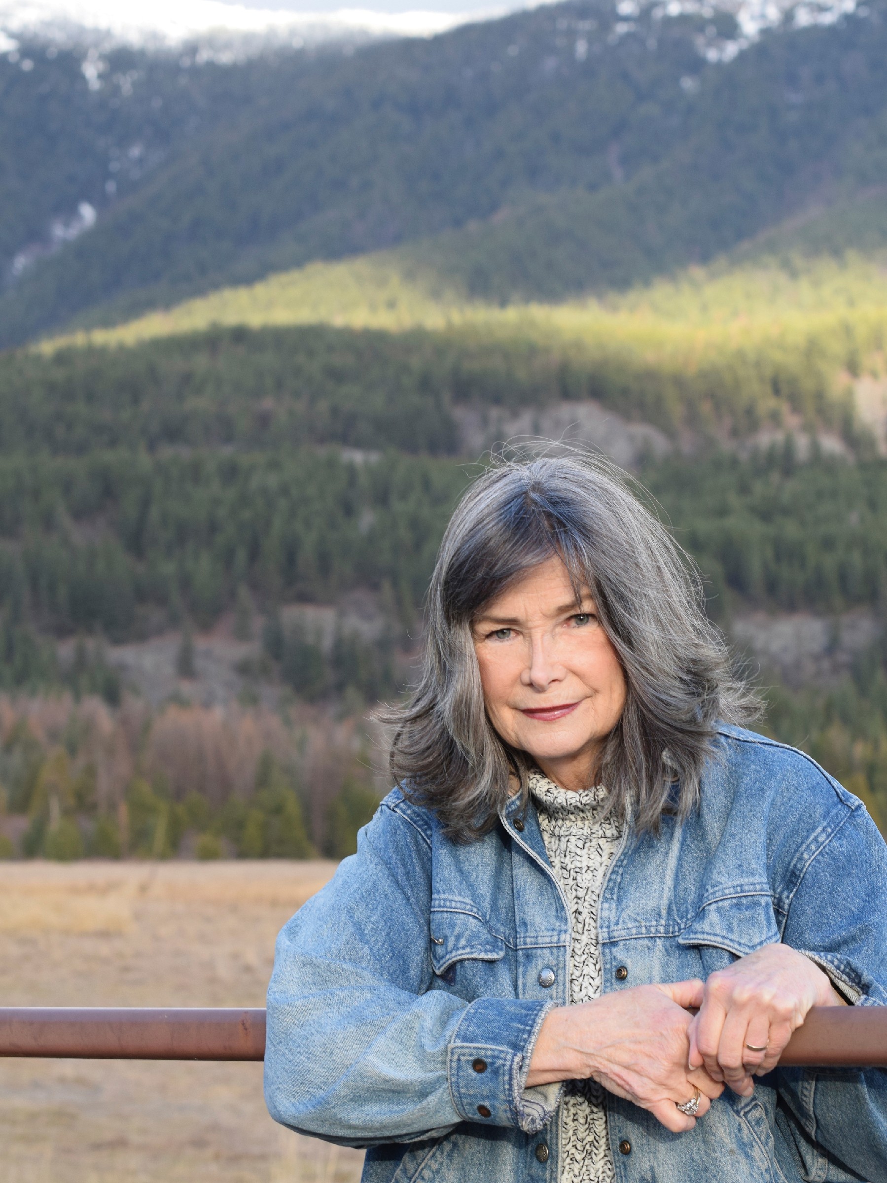 Von Afrika nach Idaho: Vor ihrem Debütroman „Where the Crawdads Sing“ hatte Delia Owens drei Sachbuch-Bestseller über die bedrohte Wildnis in Afrika geschrieben. Mit ihrem Ex-Mann Mark Owens hatte die Zoologin 23 Jahre in Afrika gelebt und sich dort aktiv für die bedrohte Tierwelt eingesetzt. Mittlerweile lebt sie auf einer Ranch in Idaho. (Foto: Dawn Marie Tucker)