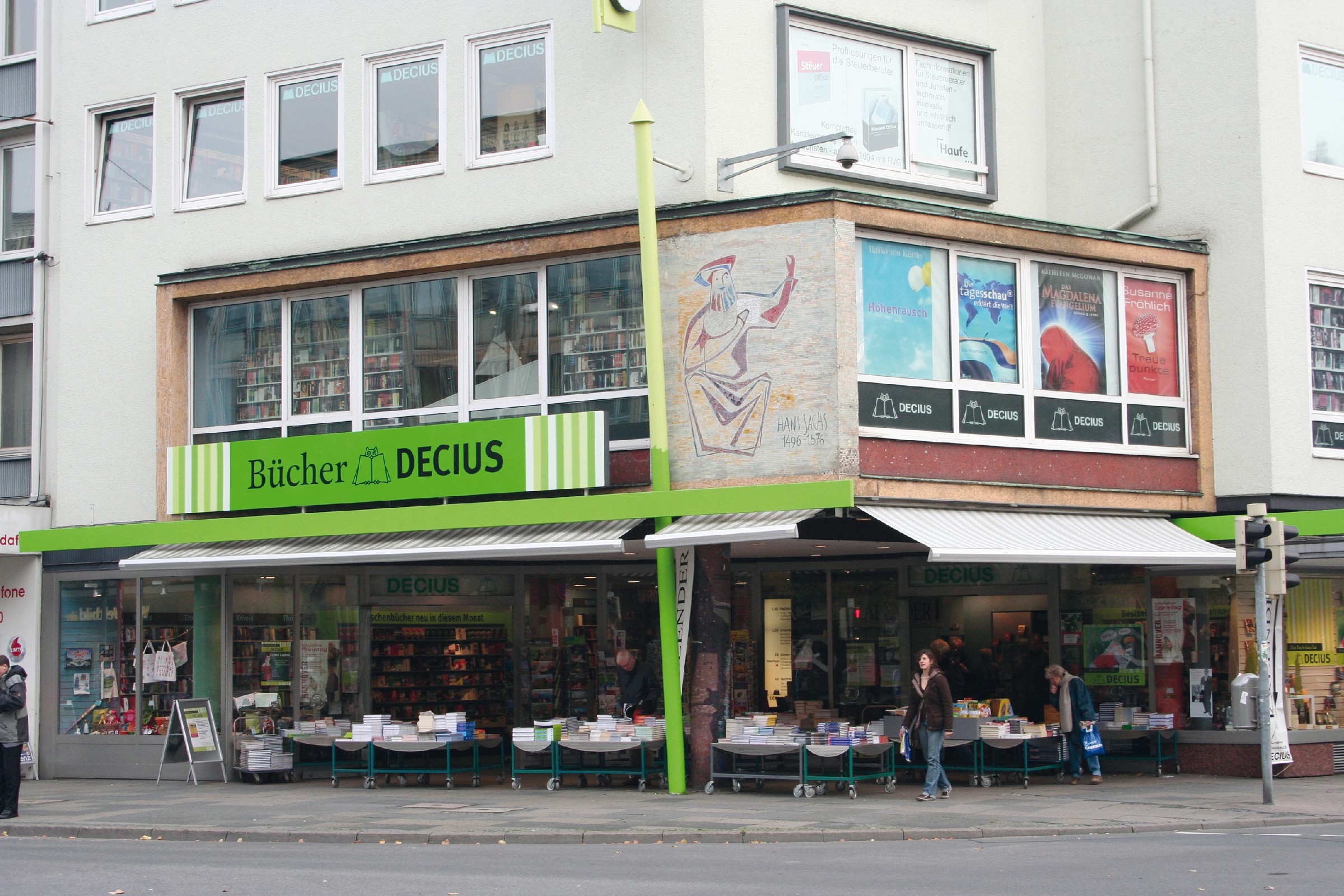 Landmarke in Hannover: Die geschäftsführenden Gesellschafter Walter Treppmacher und Michael Jens haben das Filialnetz von Decius seit 1995 auch außerhalb der niedersächsischen Landeshauptstadt ausgebaut. Im kommenden Jahr ziehen sie sich zurück und übergeben die Geschäfte an Thalia und Schweitzer Fachinformationen. (Foto: buchreport)
