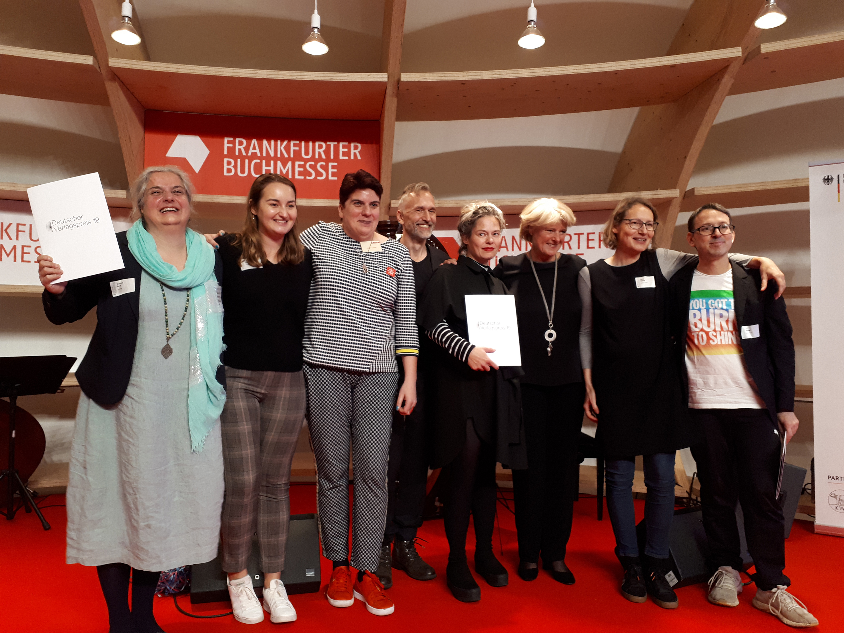 Glückliche Verleger: Kulturstaatsministerin Monika Grütters (3.v.r.) verteilte mehr als 1 Mio Euro Fördergelder an kleinere Verlage bis 3 Mio Euro Jahresumsatz. Zu den Hauptpreisträgern gehören Simone Graff, Jessika Hädecke, Julia Graff, Andreas Töpfer, Daniela Seel, Anne König und Jan Wenzel (v.l.). Den Verlagspreis hatte Grütters im vergangenen Jahr initiiert, nachdem unabhängige Verleger sich in einer „Düsseldorfer Erklärung“ mehr finanzielle Unterstützung für ihre Arbeit durch den Staat gewünscht hatten. Ziel des neuen Preises ist es auch, die Arbeit der Verlage in der Öffentlichkeit sichtbarer zu machen. Vier Verlage oberhalb der 3-Mio-Umsatzmarke wurden mit einem undotierten Gütesiegel gewürdigt. (Foto: buchreport/DZ)