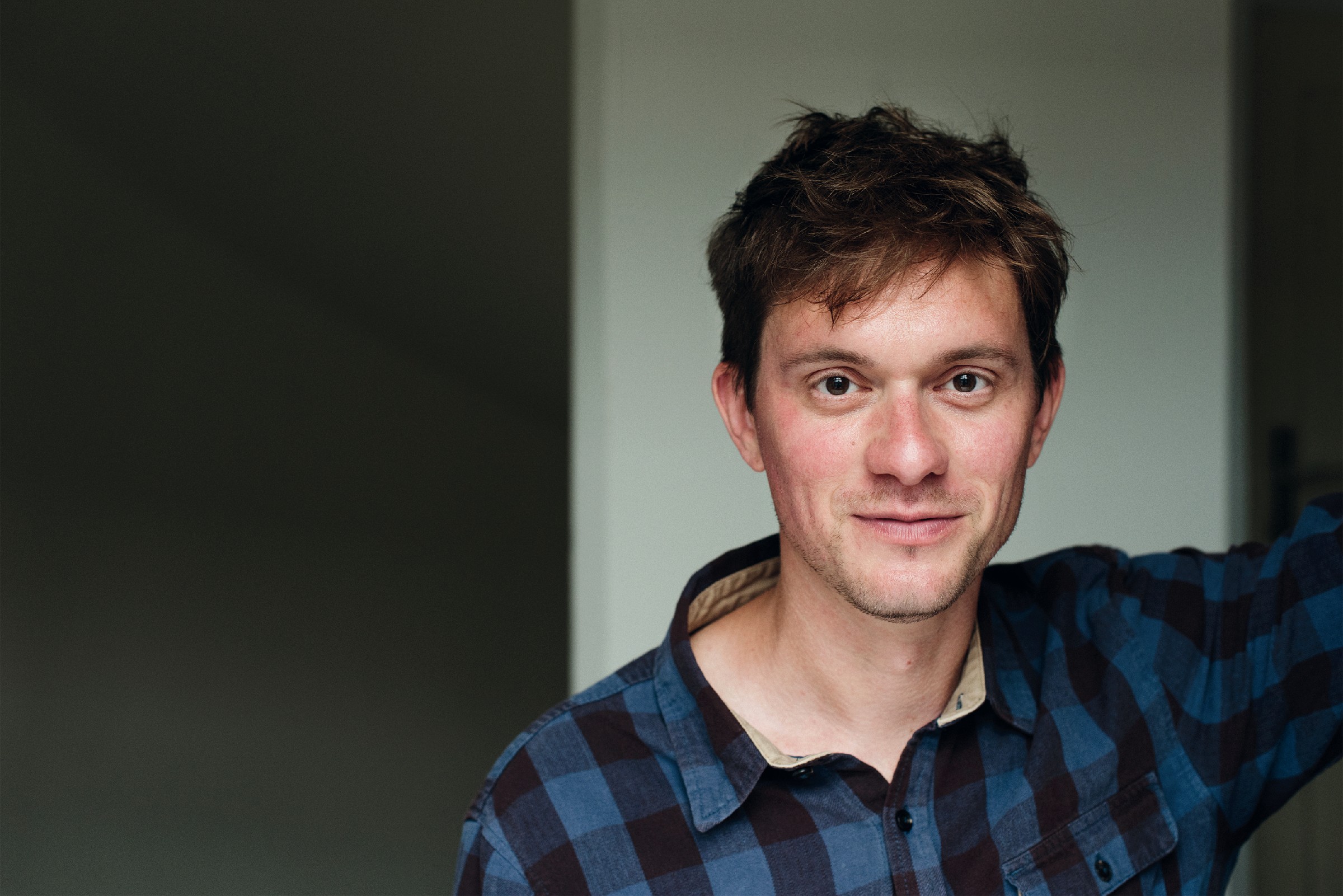 Dominik Barta, geboren 1982 in Oberösterreich, studierte in Wien, Bonn und Florenz. Er gewann 2009 den „Zeit“-Essaywettbewerb und 2017 einen Ö1 Literaturwettbewerb und schreibt auch fürs Theater. Sein erster Roman „Vom Land“ erscheint bei Zsolnay (Hanser). (Foto: Olivie Wimmer/Paul Zsolnay Verlag)