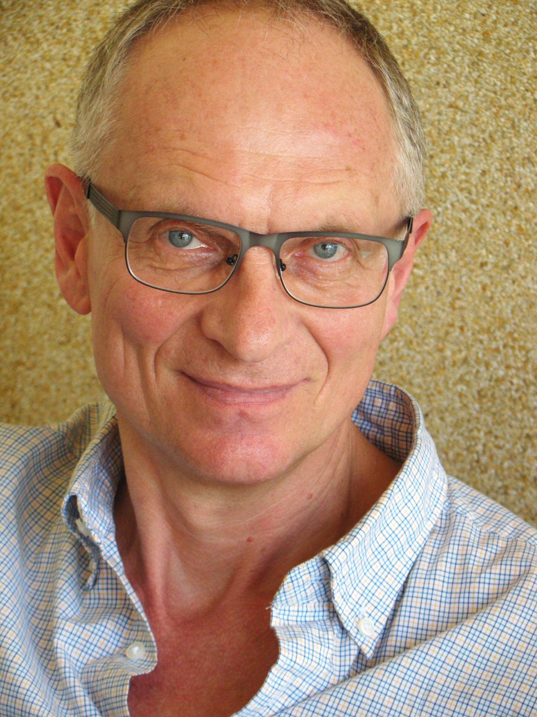 Gunther Neumann, geboren in Linz, Studium von Geschichte, Anthropologie, Völkerrecht und internationalen Beziehungen in Wien und Paris. Neumann arbeitete viele Jahre in leitenden Funktionen für NGOs, OSZE, EU und UNO sowie als Auslandskorrespondent in Asien, Afrika und Lateinamerika. Heute lebt er in Wien. „Über allem und nichts“ bei ‧Residenz ist sein erster Roman. (Foto: Nambou Mounikou)