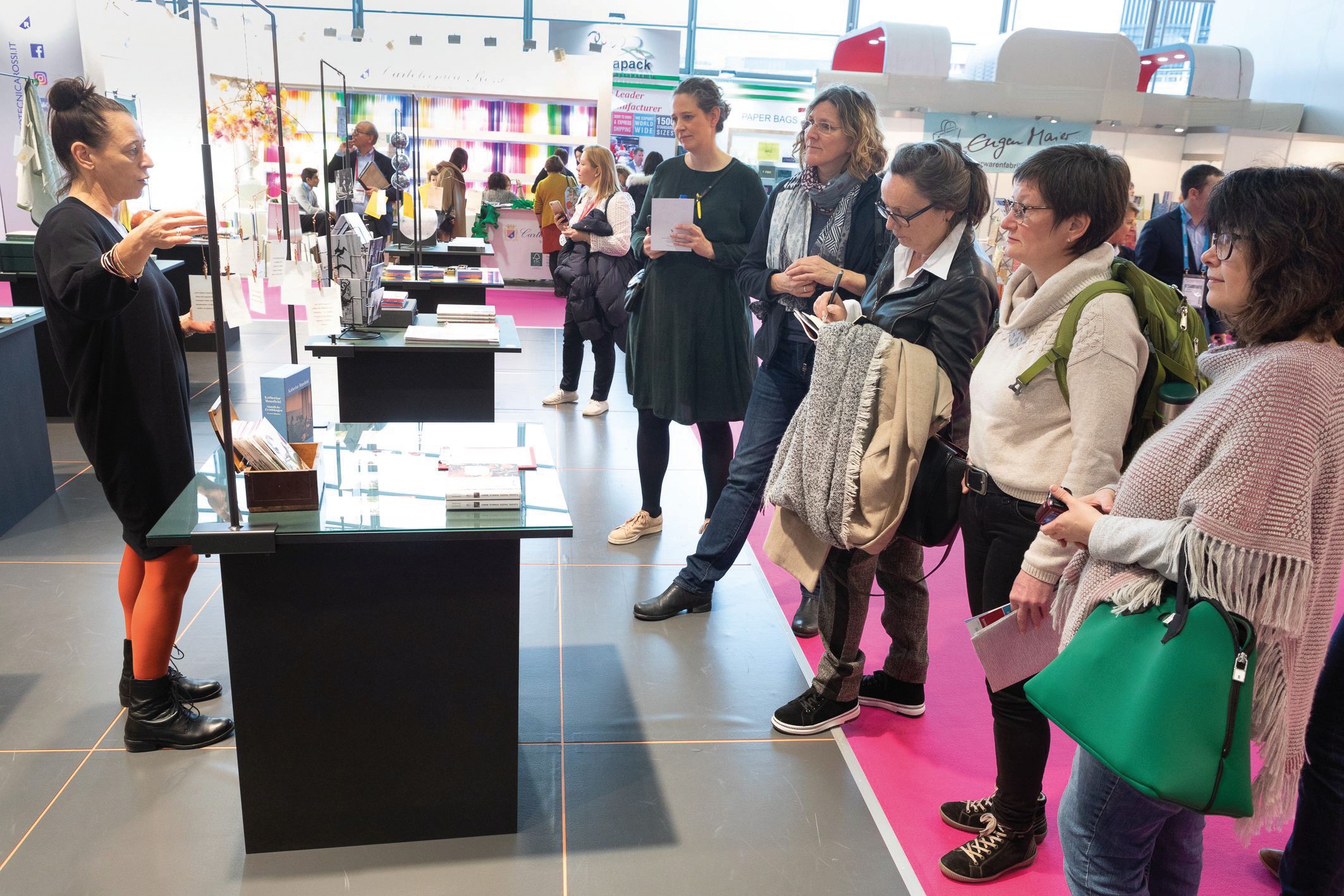 Ideen für den Zusatzumsatz: Angelika Niestrath demonstrierte Besuchern der Paperworld 2019 stimmige Nonbook-Inszenierungen. Sie betreut auch das Nonbook-Areal auf der Frankfurter Buchmesse. (Foto: Messe Frankfurt Exhibition GmbH/Jens Liebchen)