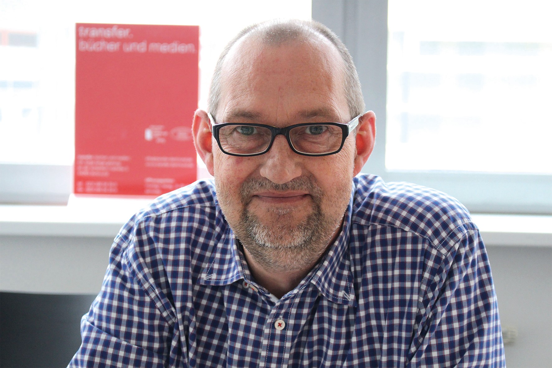 Jochen Grieving ist Mitinhaber der Buchhandlung Transfer in Dortmund. Grieving, hauptberuflich Systementwickler, hat gemeinsam mit seiner Frau Birgit Lange-Grieving Idee und Konzept für die Buch- und Medienhandlung erarbeitet. (Foto: transfer.buecher und medien)