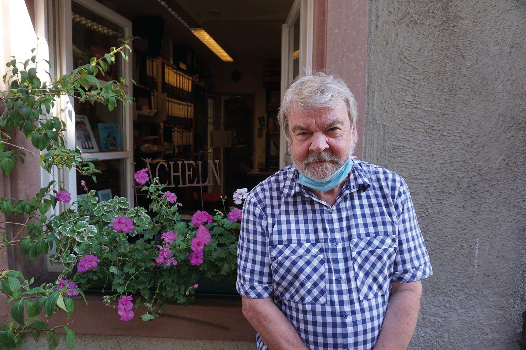 Verstecktes Kleinod: In der Freiburger Marienstraße muss man erst einmal gefunden werden, „wer die Buchhandlung aber einmal entdeckt hat, der kommt auch wieder“, sagt Theaterpädagoge und Inhaber Claus-Peter Jepsen, der seinen Laden auch deshalb nach dem Grimm’schen Märchen Fundevogel benannt hat. (Foto: buchreport/EK)
