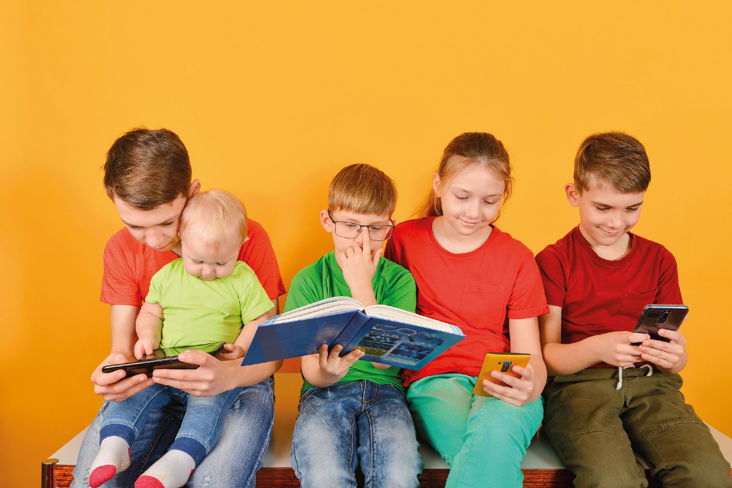 Zwischen Buch und Smartphone: Kinder und Jugendliche nutzen zunehmend neue Medien. Das wirkt sich auch auf ihr Leseverhalten aus. Verlage reagieren auf die neuen Anforderung mit neuen Konzepten, die unterschiedliche Ansätze verfolgen. (httpsde.123rf.comprofile/ando)