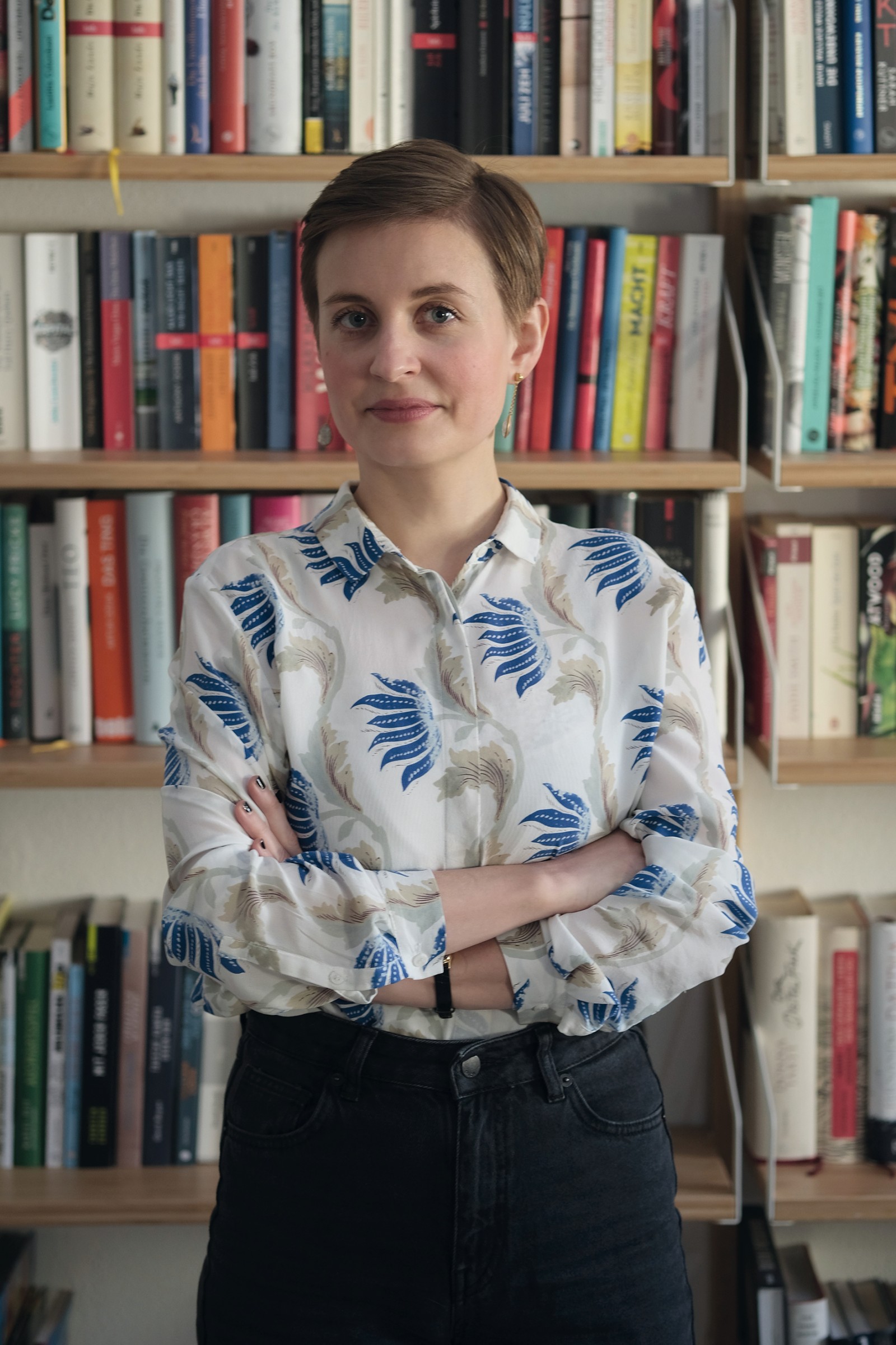 Innovatives Publizieren: Maren Ziegler leitet das neue Imprint Yuna, das PRH zunächst als Testlauf im März gestartet hat. Grundlage für die Produktentwicklung ist die Datenanalyse unterschiedlicher Quellen, beispielsweise zur Häufigkeit von Suchbegriffen, aber auch qualitative Analysen z.B. von Rezensionen. „Bisher haben wir vom Handel bereits sehr positive Rückmeldungen bekommen“, berichtet Ziegler. (Foto: Holger Hoffmann)