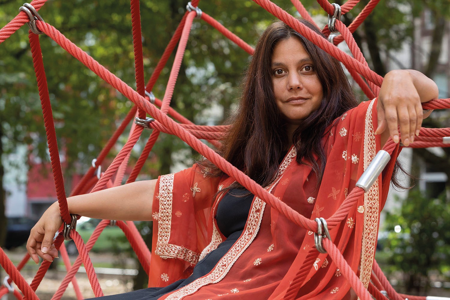 Mithu Sanyal wurde 1971 in Düsseldorf geboren und ist Kulturwissenschaftlerin, Autorin, Journalistin und Kritikerin. 2009 erschien bei Wagenbach ihr Sachbuch „Vulva. Das unsichtbare Geschlecht“, 2016 in der Edition Nautilus „Vergewaltigung. Aspekte eines Verbrechens“. „Identitti“ (Hanser) ist ihr Debütroman. (Foto: Guido Schiefer)