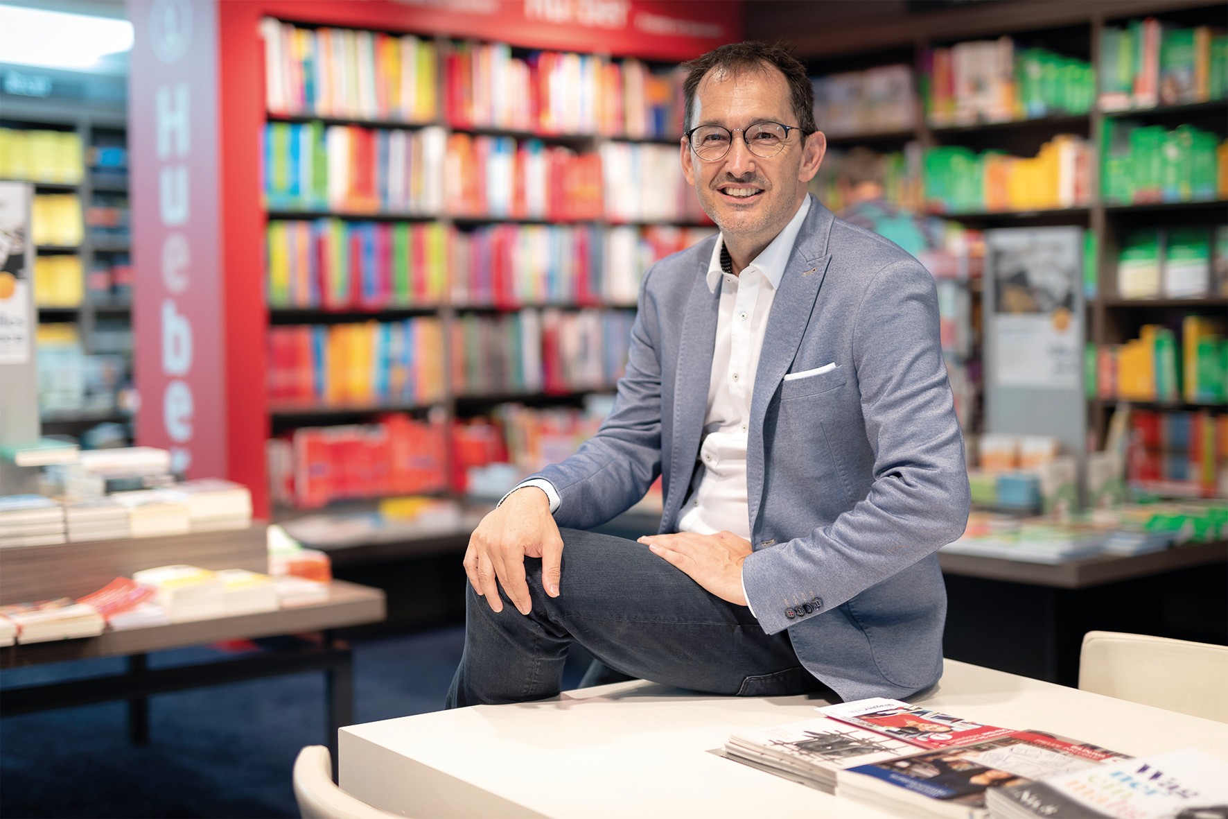 Zuwächse im E-Commerce: Markus Renk (Foto) ist gelernter Buchhändler und Geschäftsführer der Medici Buchhandels GmbH. Das Geschäftsjahr 2020 sei für das Unternehmen „grundsätzlich sehr erfreulich“ verlaufen, die Coronakrise habe auch Chancen gebracht. Der Webshop wurde von den Kunden sehr gut angenommen, damit habe man die Lockdown-Phasen gut überstanden. Auch nach dem Lockdown sei die Bestellfrequenz über den Webshop erfreulich hoch geblieben. (Foto: Andreas Friedle)