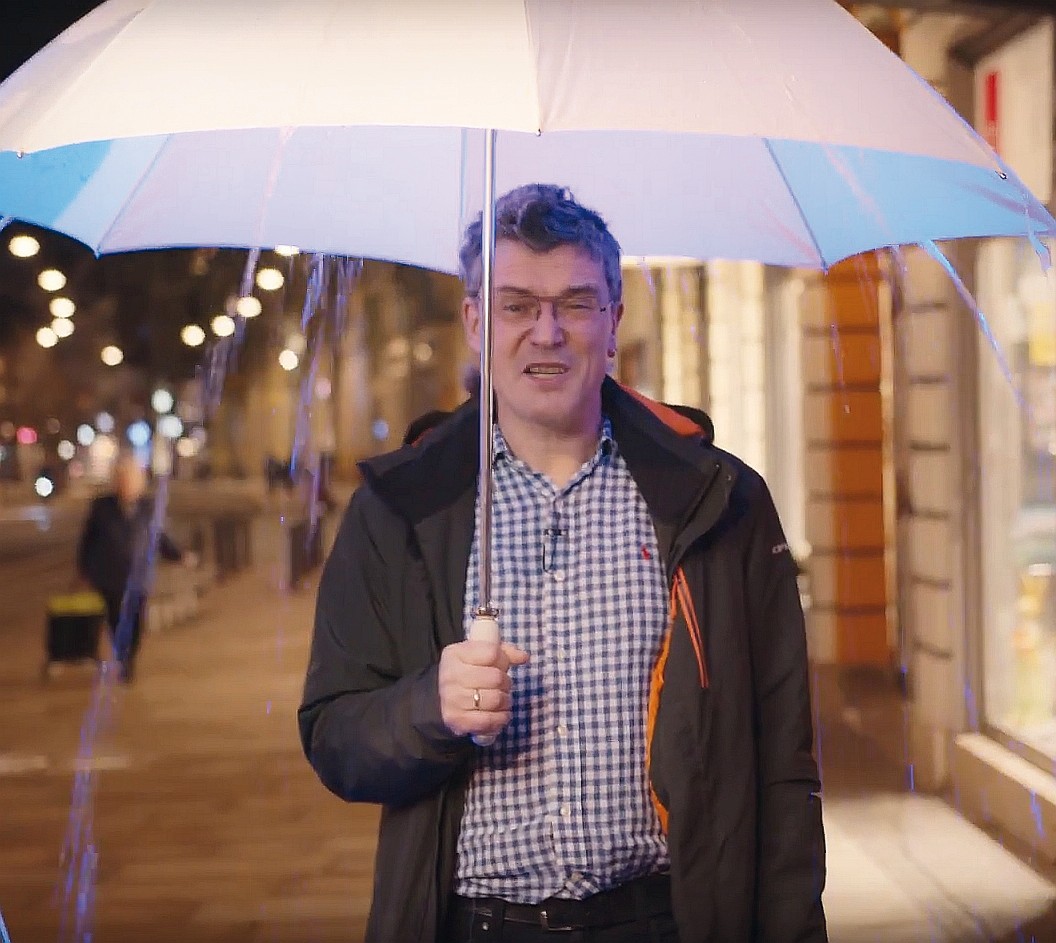 Hoffen auf gutes Wetter: Peter Peterknecht hat die Erfurter Kinderbuchtage von März auf Ende Mai/Anfang Juni verschoben um die Veranstaltungen soweit möglich im Freien auszurichten. In einem Video wirbt Peterknecht doppeldeutig: Man wolle die Kinder nicht im Regen stehen lassen. Gutes Omen: Für das Video musste künstlicher Regen produziert werden. (Foto: privat)