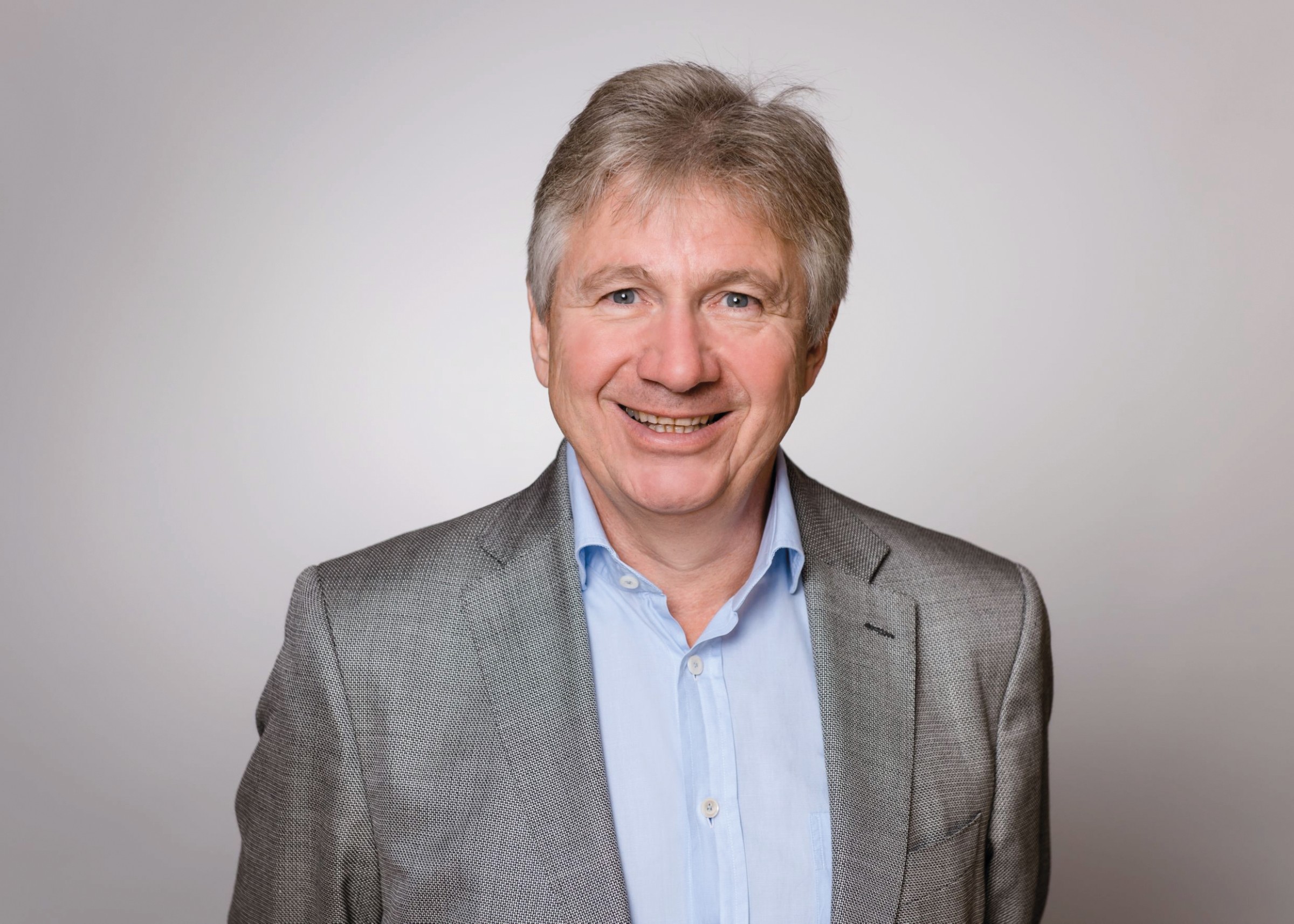 Kennerschaft im Kalender: Niels Meyne ist seit 1987 im Korsch Verlag an Bord. Seit 1990 steuert er das Unternehmen als Geschäftsführer und Verleger. (Foto: Theresa Meyer/Korsch Verlag)