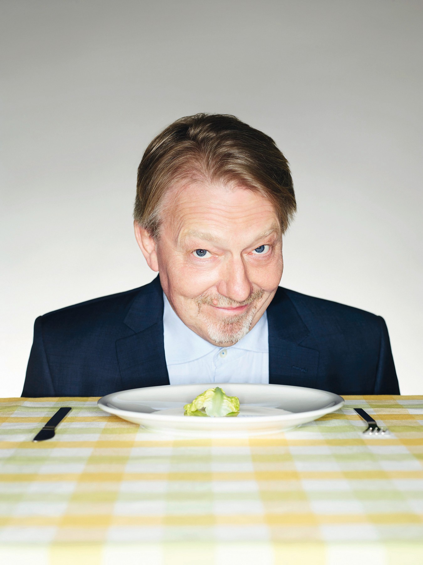 Dietmar Wischmeyer, Autor und Kolumnist, zählt zu den erfolgreichsten Protagonisten der deutschen Humorwirtschaft. Er tourt mit wechselnden Programmen durch Deutschland, u.a. mit Oliver Kalkofe oder Oliver Welke. Er tritt in der „heute-show“ auf und ist bei verschiedenen Radiosendern zu hören. Zahlreiche Preise, darunter der Deutsche Comedypreis und der Deutsche Fernsehpreis. Bei Rowohlt Berlin erschien zuletzt von ihm „Vorspeisen zum Jüngsten Gericht“ (2017) und jetzt sein erster Roman „Begrabt meinen rechten Fuß auf der linken Spur“. (Foto: Gaby Gerster/Feinkorn)