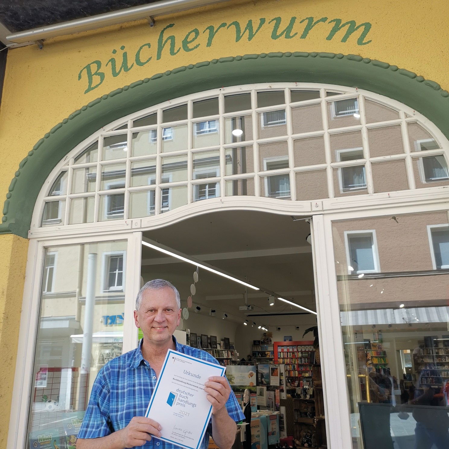 Preisgekrönt: Bücherwurm-Inhaber Christian Röhrl wurde zuletzt mit dem undotierten Gütesiegel des Deutschen Buchhandlungspreises ausgezeichnet. Seine Filialen in Regensburg, Neutraubling und Nittendorf bieten ihrer Kundschaft eine breite Buchauswahl und kreative Innovationen wie etwa die Online-Buchberatung meine-buchberatung.de (s. buchreport.express 31/2020). (Foto: Bücherwurm Regensburg)