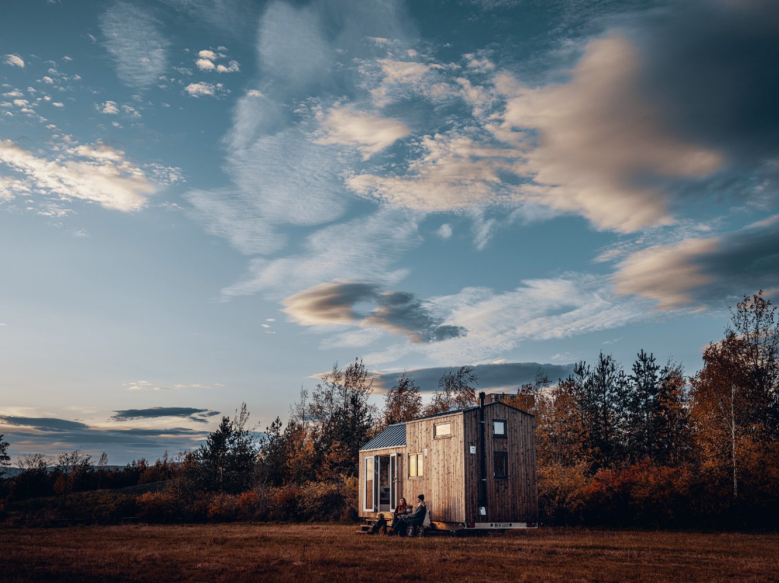 Ein paar Nummern kleiner: Die aus den USA stammende Tiny-House-Bewegung ist auch auf dem deutschen Buchmarkt angekommen. Zahlreiche Publikationen widmen sich dem Leben im Minihaus auf kleiner Fläche, darunter Kevin Rechsteiners „Tiny House. Das große Praxisbuch" (Foto: Aksel Jermstad_AT Verlag)