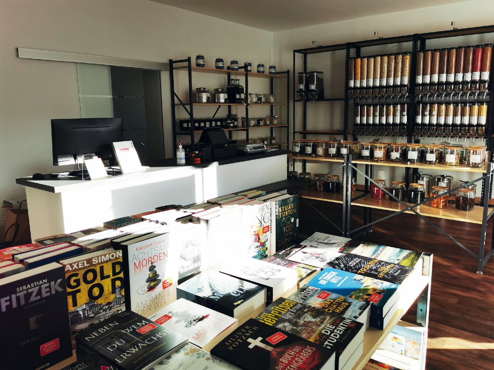 Ein Laden, zwei Produktlinien: Mit Unverpackt & Buch testet die Humboldt Buchhandlung aus Gladbeck in ihrer Schermbecker Neueröffnung ein neues Konzept... (Fotos: Buchhandlung Humboldt)