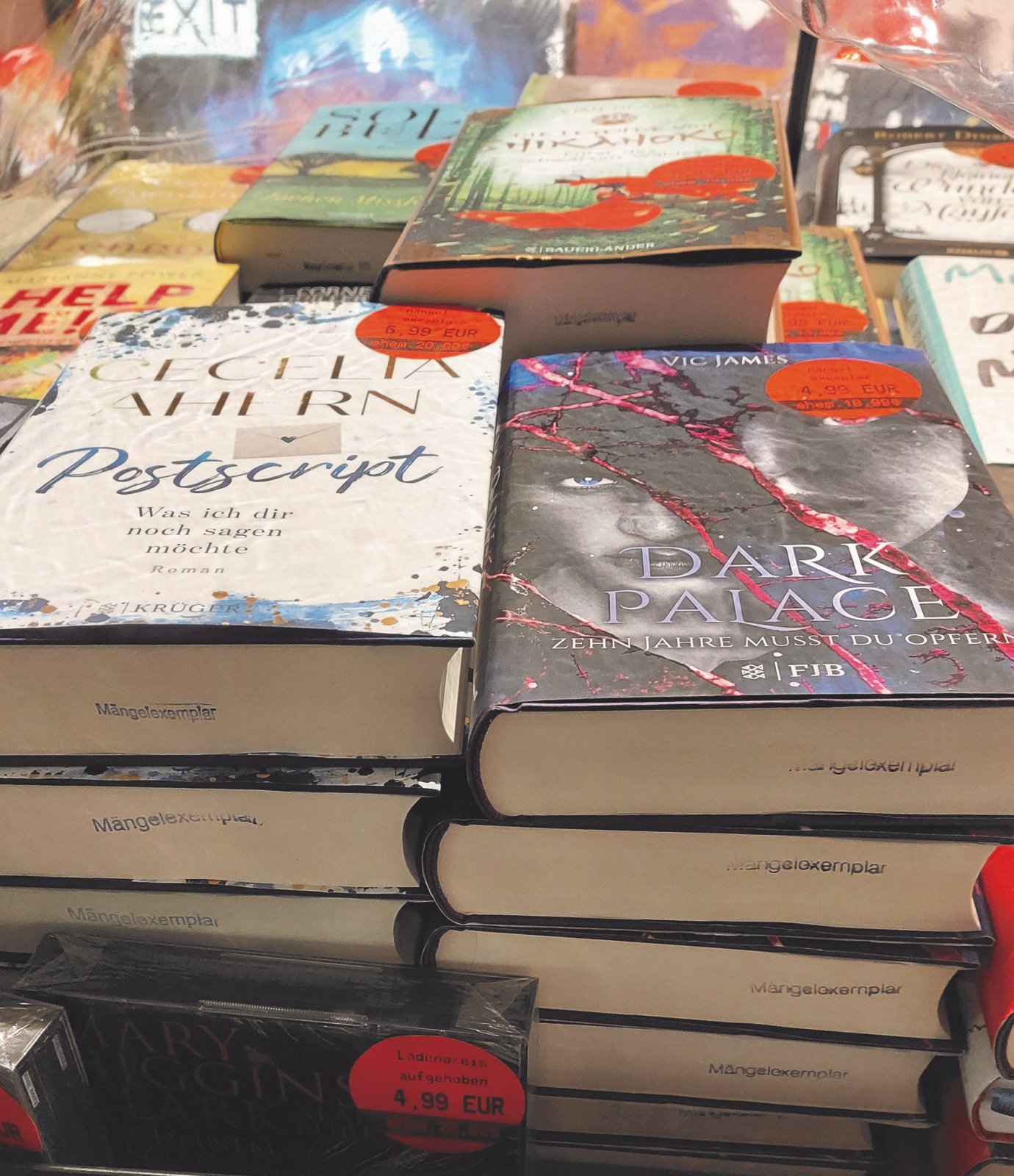 Mängelexemplare im Eingang: Eine Besonderheit des Buchhandels ist die Neigung, Kunden durch beschädigte Ware im Eingangsbereich in den Laden zu locken. Gerichtlich geprüft wird, ob der Mängelstempel im Beschnitt Mangel genug ist. Das Landgericht Wiesbaden hat das in erster Instanz verneint. (Foto: buchreport/LS)
