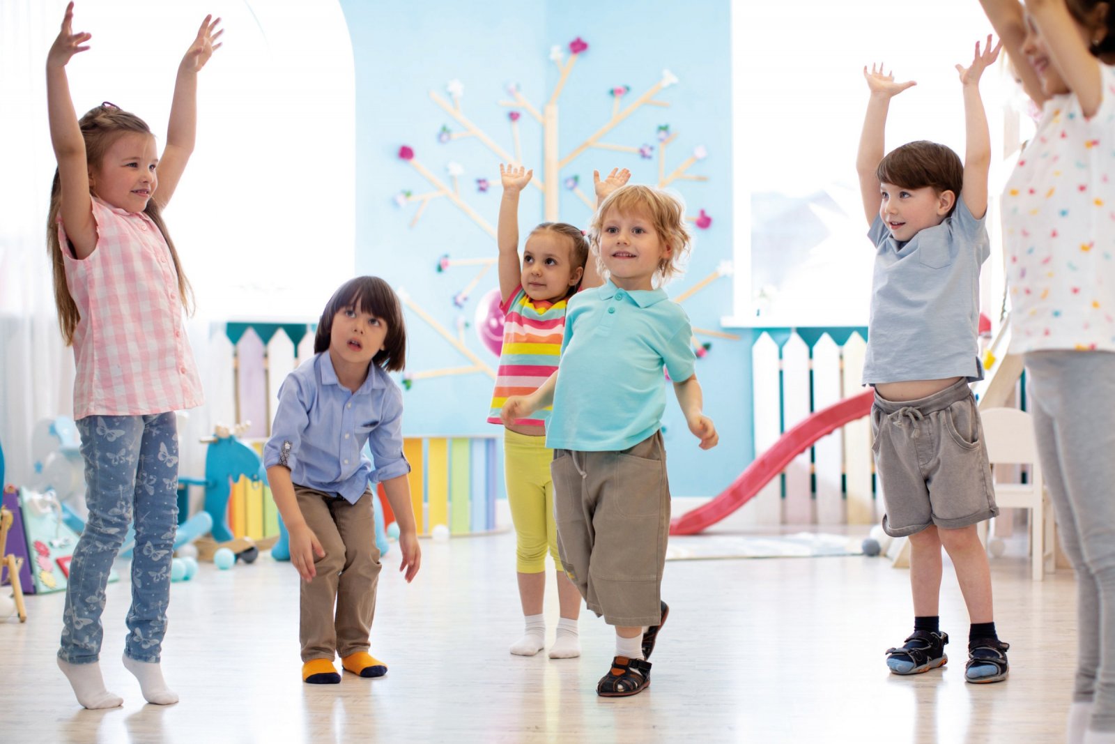 Gemeinsam aktiv: In Kita und Grundschule spielen Bewegungsübungen eine wichtige Rolle. Neue Fachbücher und Kartensets liefern spielerische Impulse für den Alltag. (Foto: 123rf.com/oksun70)