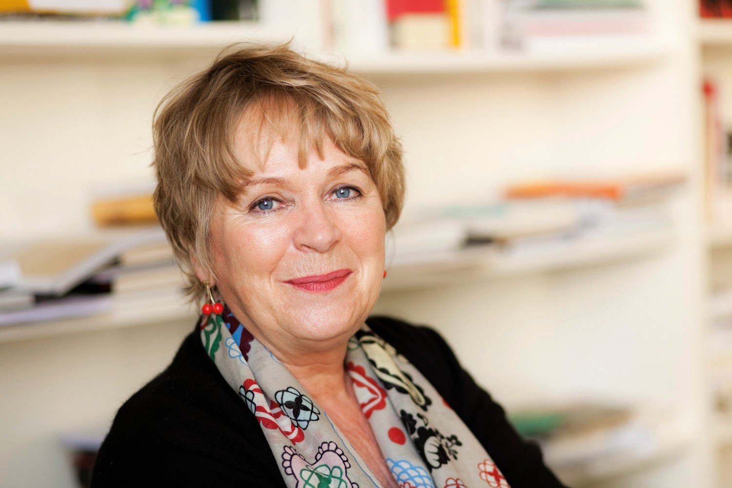 Antje Kunstmann ist 72 Jahre alt und seit über 45 Jahren im Verlags-Geschäft tätig. 1976 war sie Mitgründerin des heutigen Kunstmann Verlags, der in seinen ersten Jahre noch als Weismann Verlag/Frauenbuchverlag firmierte. Kunstmann brach für den Schritt in die Selbständigkeit sogar eine geplante Promotion ab. (Foto: Antje Kunstmann Verlag)