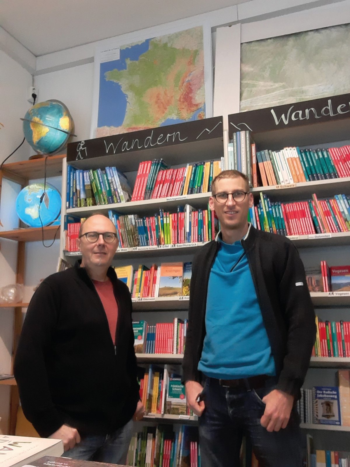Zusammen für Reisen und Outdoor-Aktivitäten: Volker Hager und Michael Oberdorfer leiten gemeinsam die Geschicke des Reisebuchladens in Karlsruhe und Heidelberg. Auch ihr Online-Shop sei ein wichtiges Tool, das von den Kunden gerne genutzt würde, allerdings nur bedingt überregional. Die Online-Umsätze haben sich in der Pandemie mehr als verdoppelt, machen aber immer noch unter 10% des Gesamtumsatzes aus. (Foto: privat)