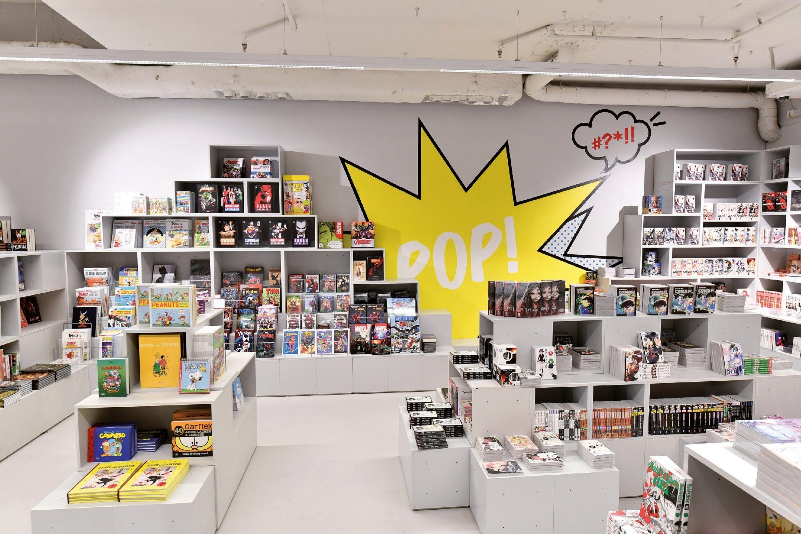 Beliebte Bildergeschichten: Hugendubel setzt in der Manga- und Comic-Abteilung seiner Buchhandlung am Münchner Stachus auf bunte Farben und frontale Warenpräsentation. Die japanische Comic-Variante ist eine der umsatzstärksten Warengruppen der 2000 qm großen Filiale. (Foto: Marcus Schlaf)