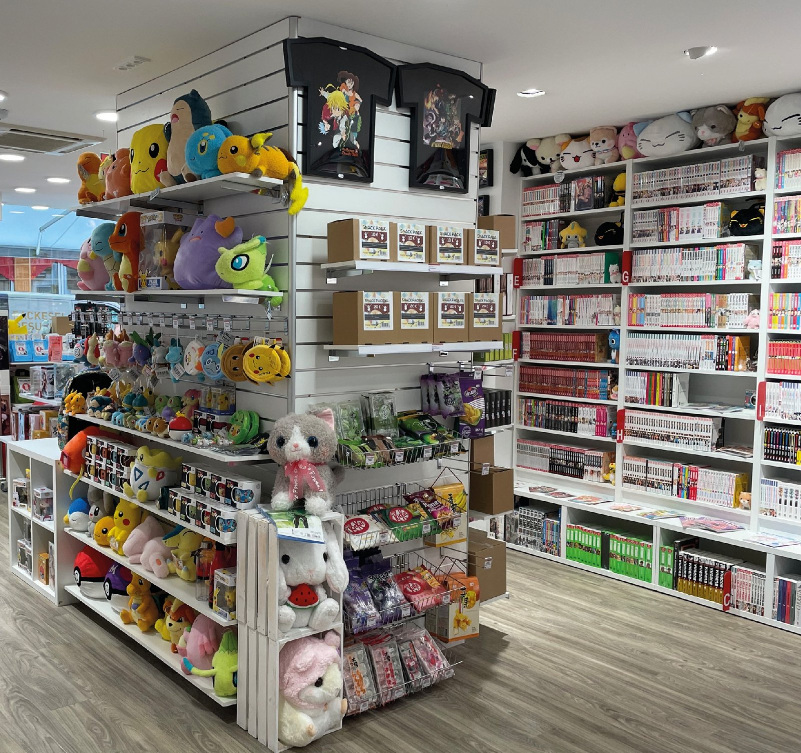 Was das Fan-Herz begehrt: Rund um Manga und Anime sind vielfältige Produktwelten für die Fanszene entstanden. Zu einer Anlaufstelle im stationären Einzelhandel entwickelt sich der Fachhändler Manga-Mafia, der seine Produkte international bezieht, vieles kommt aus Japan. Neben Mangas werden auch verschiedenste Merchandise-Produkte angeboten. (Foto: Manga-Mafia)
