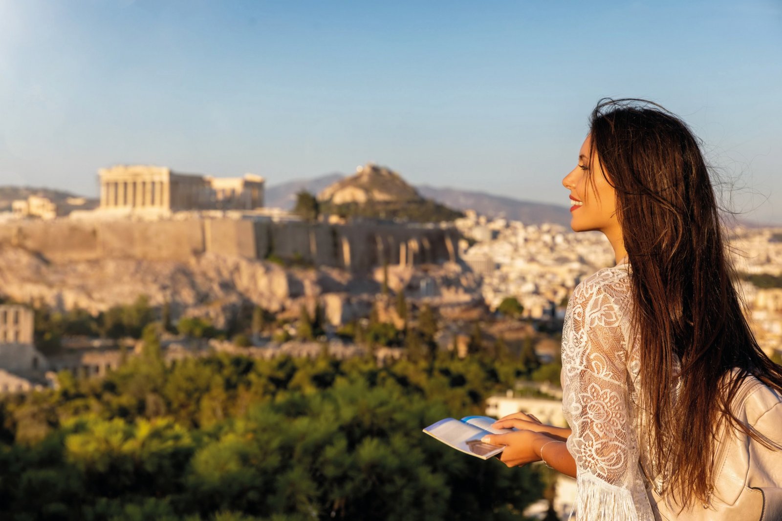 Travelbuddy aus Papier: Reiseführer dienen nicht nur der Reiseplanung, sondern sind auch vor Ort als Orientierungshilfe wichtig. Damit im Reiseführer auch immer die neuesten Tipps und Ausflugsziele aufgeführt sind, müssen die Verlage ihre Reiseführer regelmäßig überprüfen und aktualisieren. (Foto: 123rf.com_hansche)