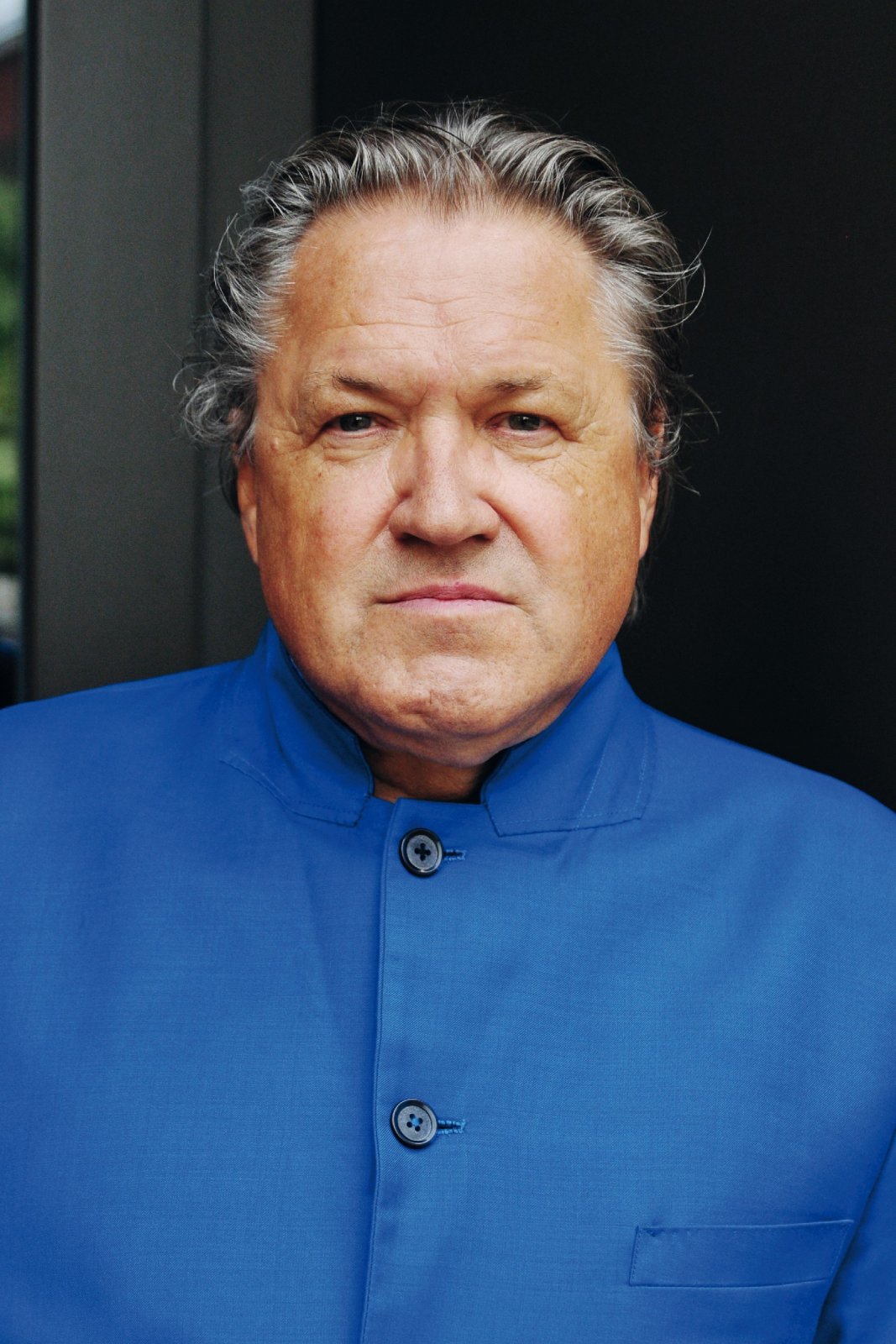 Michael Brandner, geboren 1951, hat in mittlerweile mehr als zweihundert Film- und Fernsehproduktionen gespielt, mit George Clooney gedreht und seine Erfolgsserie „Hubert ohne Staller“ in die 10. Staffel geführt. Willenlos und erwartungsfrei wurde er Zeichner, Schreiner, Designer, Grenzschützer, Gourmet, Gewerkschaftsführer, Bundesverdienstkreuzträger und Schauspieler. Kurz: ein Allround-Stümper mit Geschmack. Aufgewachsen im Ruhrpott, lebt er heute mit seiner Familie in München. „Kerl aus Koks“ (List) ist sein erster Roman. (Foto: Stefan Klüter)