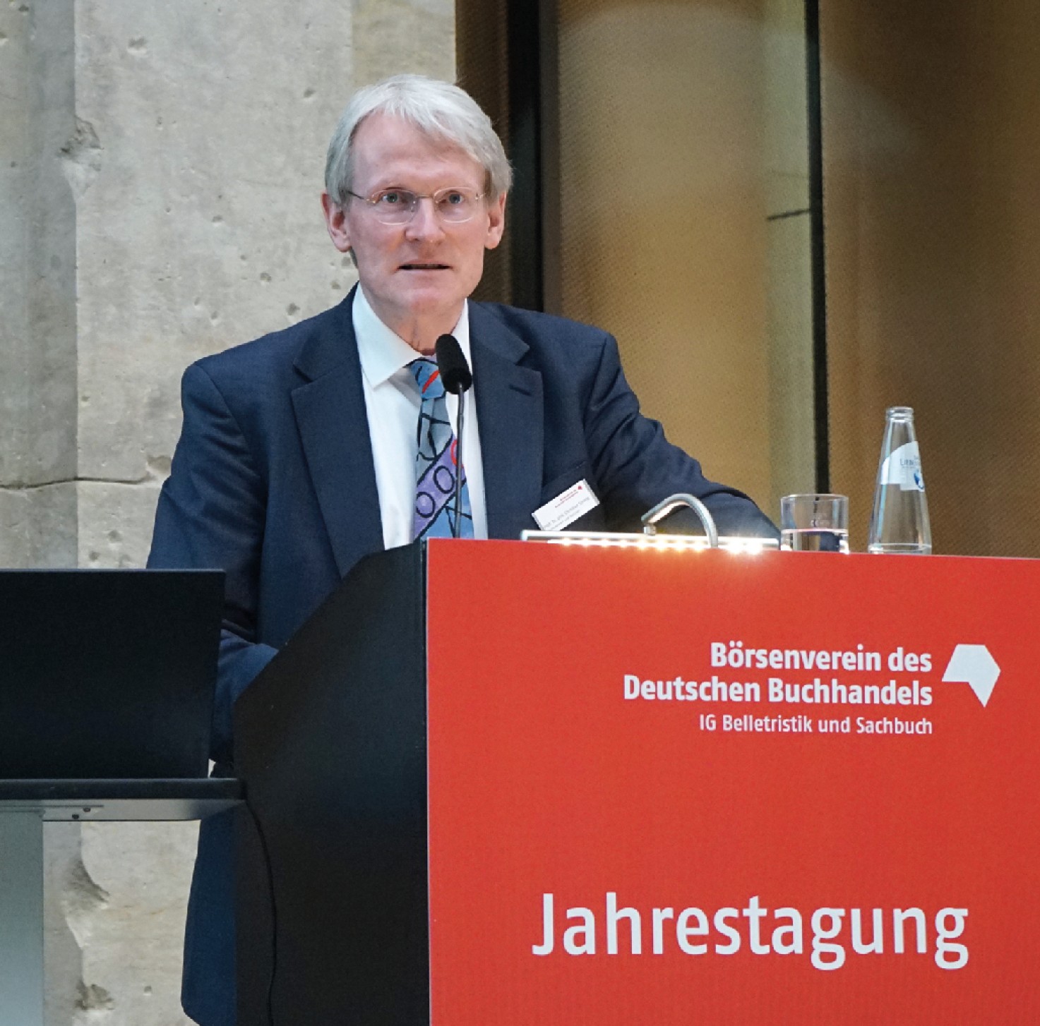 Aktuelles zur Buchpreisbindung: Börsenvereins-Justiziar Christian Sprang hat auf der Jahrestagung der IG Belletristik und Sachbuch über Entwicklungen rund um die Preisbindung referiert. Neben einer beginnenden verbandsinternen Diskussion, die Buchpreisbindung auf ein Mindestpreis-System umzustellen, spricht der Börsenverein mit dem Bundeswirtschaftsministerium auch über Möglichkeiten, Rabattaktionen zu unterbinden, bei denen der Händler zwar den gebundenen Preis erhält, zwischengeschaltete Plattformen wie Amazon und Ebay aber dem Endkunden einen gesponserten Nachlass gewähren. (Foto: buchreport/TW)
