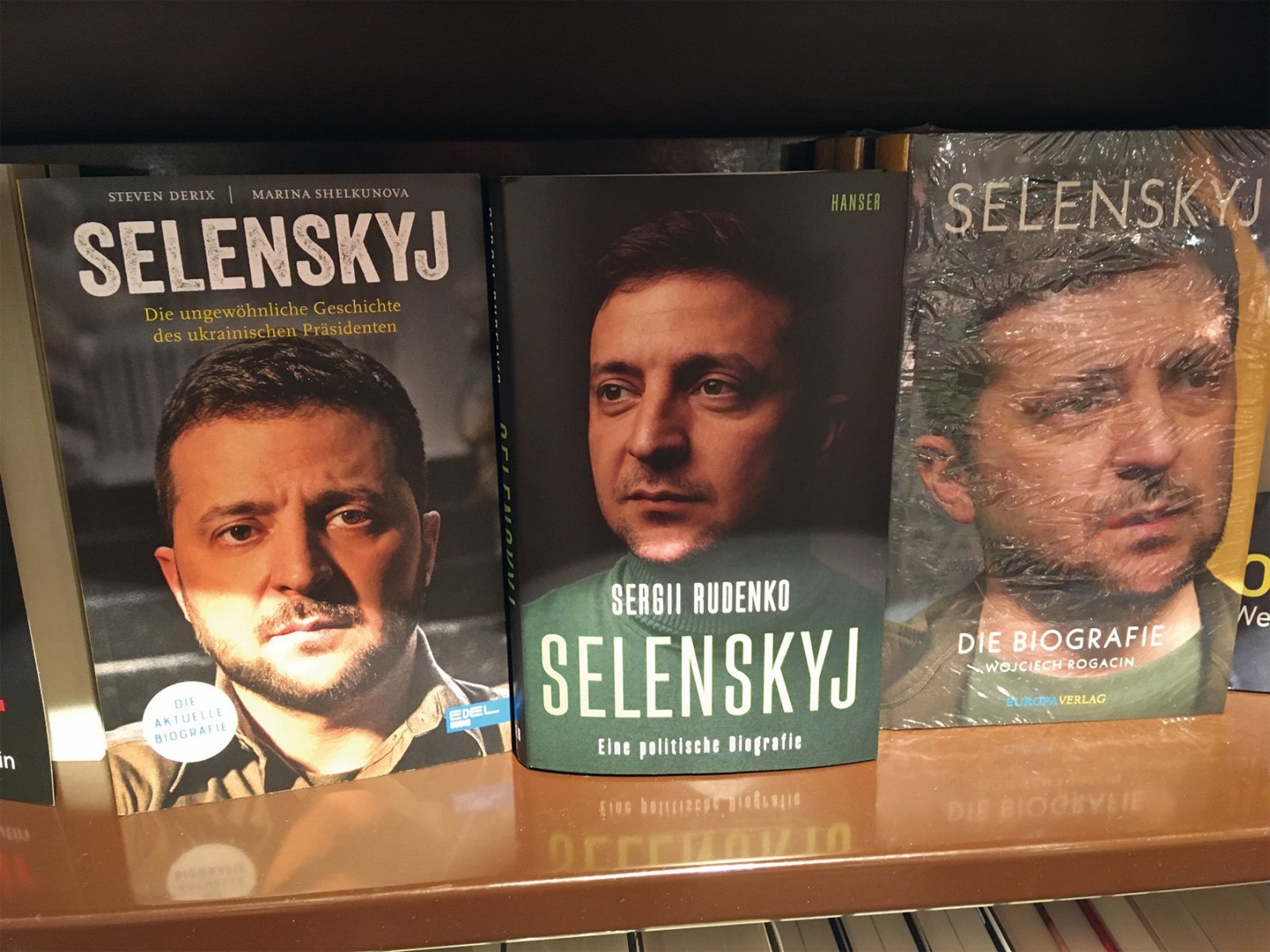 Thema Krieg in der Ukraine: Das Interesse am Hintergrund zum Krieg ist bisher vor allem durch „Putins Netz“ (HarperCollins) und historische Titel („Ungleiche Brüder“ und „Kleine Geschichte der Ukraine“, beide C.H. Beck) bedient worden. Im Juli sind mehrere Biografien des ukrainischen Präsidenten Selenskyj erschienen. (Foto: buchreport/TW)
