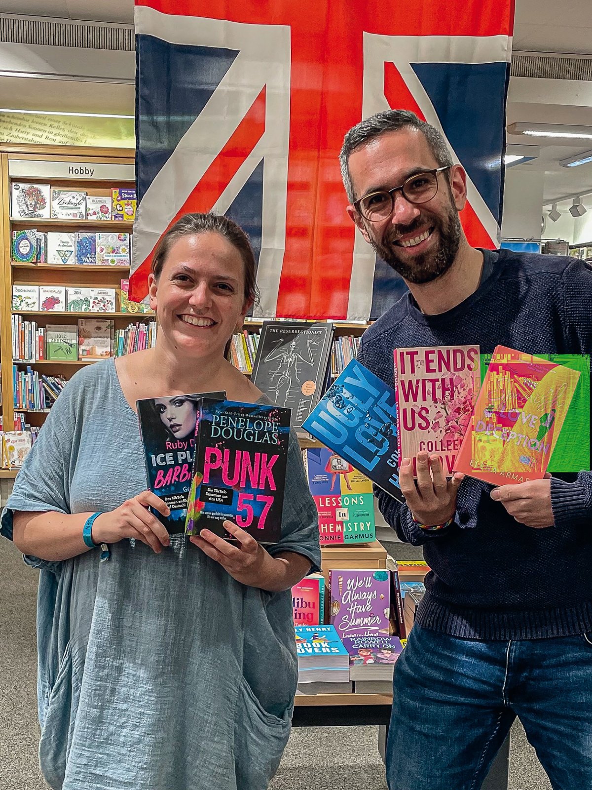 Buchhandlung Liesegang: Jule Borowski und Oliver Bock präsentieren #booktok-Buchempfehlungen aus der digitalen Welt ganz analog in der Buchhandlung und sprechen damit eine bisher nicht erreichte Zielgruppe an. Ein Tiktok-Webinar half beim Verständnis für Möglichkeiten und Erwartungen, ein eigener Account auf der Videoplattform steht aktuell aber noch nicht zur Diskussion. (Foto: Buchhandlung Liesegang)