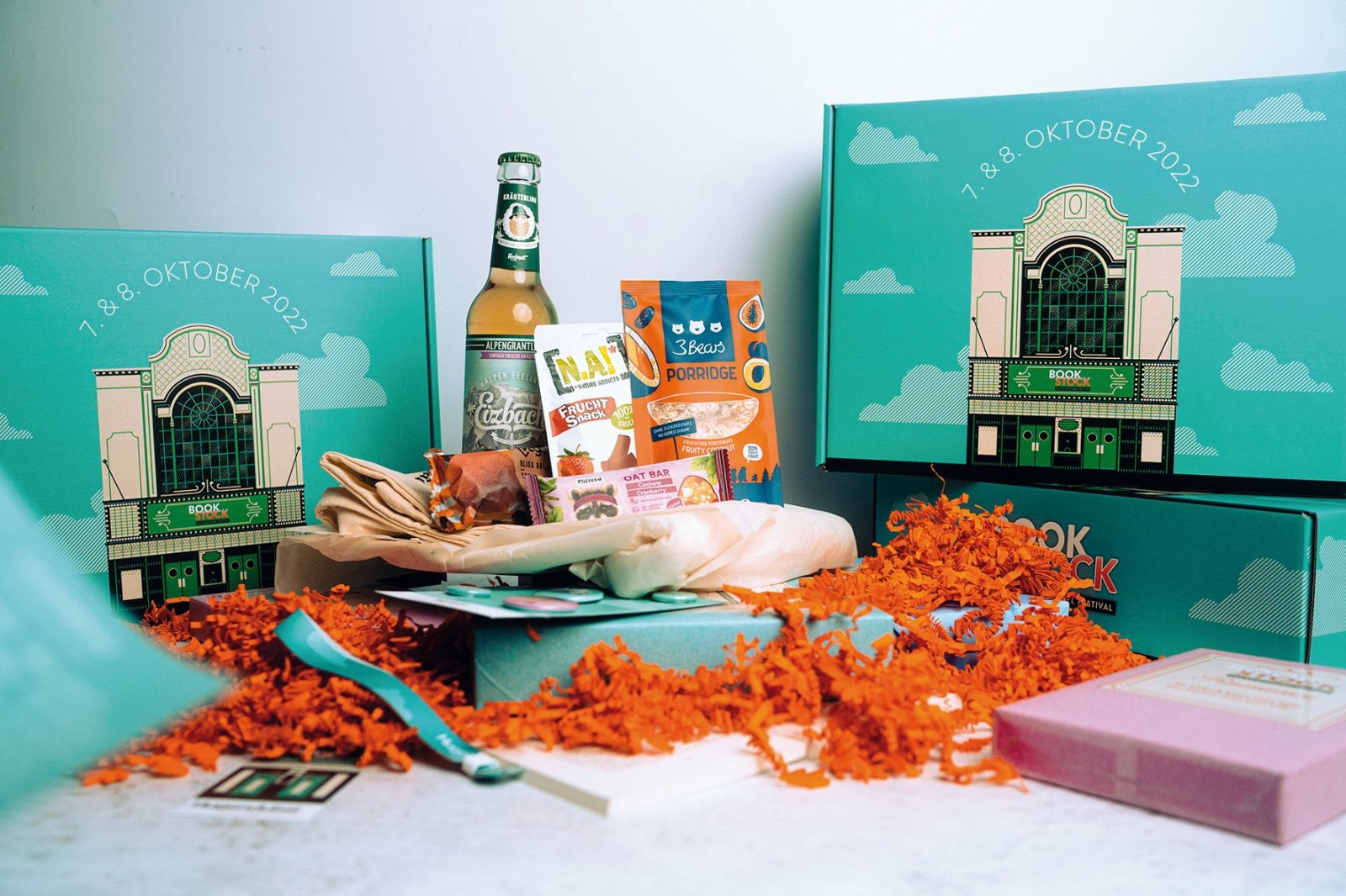 Referenz an die Popkultur: Ein „Festival Kit“ für 29,95 Euro soll einstimmen auf „Bookstock“. Es enthält musikfestivaltypisch Merchandise-Produkte wie Buttons und ein „Bookstock“-T-Shirt sowie Snacks. (Fotos: Hugendubel/KS Images)