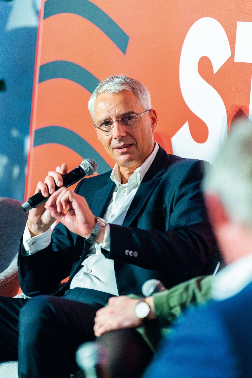 Karsten Bich ist seit November 2019 beim Deutschen Institut für Normung (DIN) tätig und seit Anfang 2020 in der Geschäftsleitung der Gruppe für den Bereich HR und Transformation verantwortlich. Der auch als Systemischer Coach ausgebildete Volljurist hatte vor DIN im Bankwesen leitende Funktionen im Personalbereich inne. Zur DIN-Gruppe gehört auch der Beuth Verlag. (Foto: Julia Malcher)
