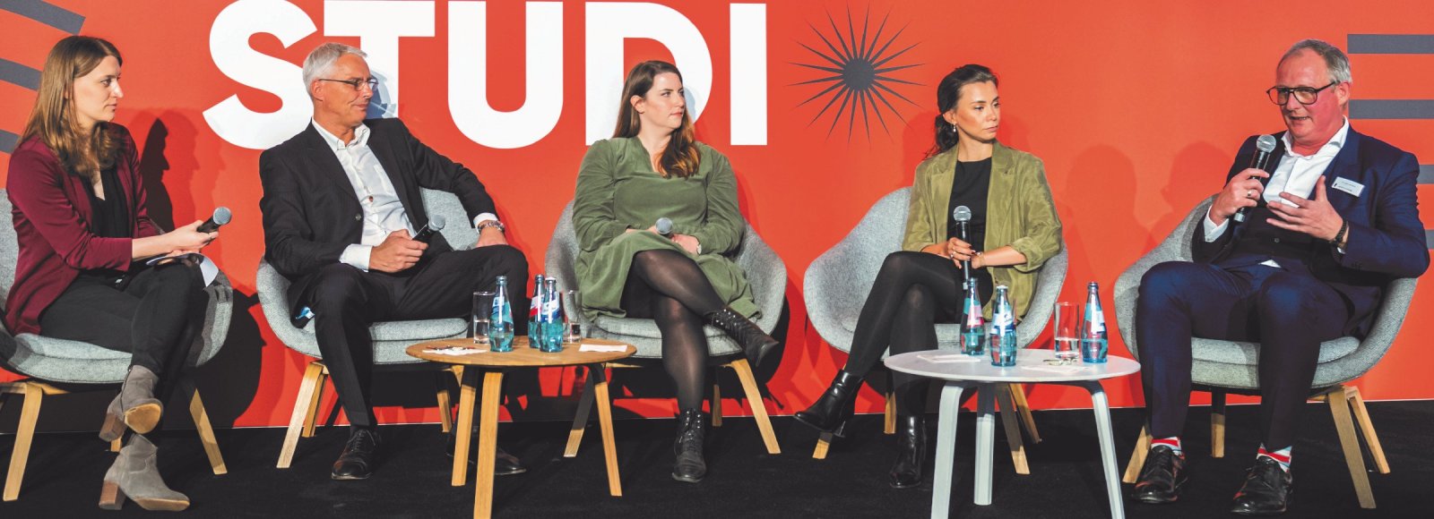 Talk auf der Buchmesse: buchreport-Chefredakteurin Lena Scherer hat auf der Frankfurter Buchmesse eine Stunde lang mit Expertinnen und Experten über Personalfragen und Recrutingthemen diskutiert. Foto v.l.: Lena Scherer, Karsten Bich, Lisa Eckstein, Marlene Billmann, Urban van Melis (Fotos: Julia Malcher)