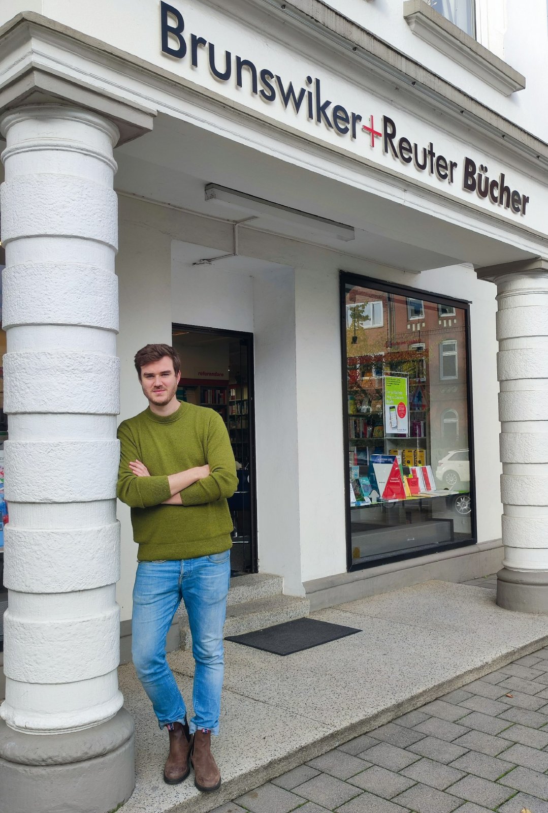 Mit 29 Jahren am Ruder: John Harms hat in diesem Jahr die Geschäftsführung der Fachbuchhandlung Brunswiker + Reuter mit Stammsitz in Kiel übernommen. Er pendelt von seinem Wohnort Hamburg aus regelmäßig nach Kiel, wo die einzige Ladenfläche (Foto) des Rechnungsgeschäft-Spezialisten beheimatet ist. Der Laden wird ansonsten recht autonom von 2 gut vernetzten Buchhändlerinnen geleitet. Eigenständiges Arbeiten zähle zur DNA des Unternehmens, so Harms. (Foto: Brunswiker + Reuter)