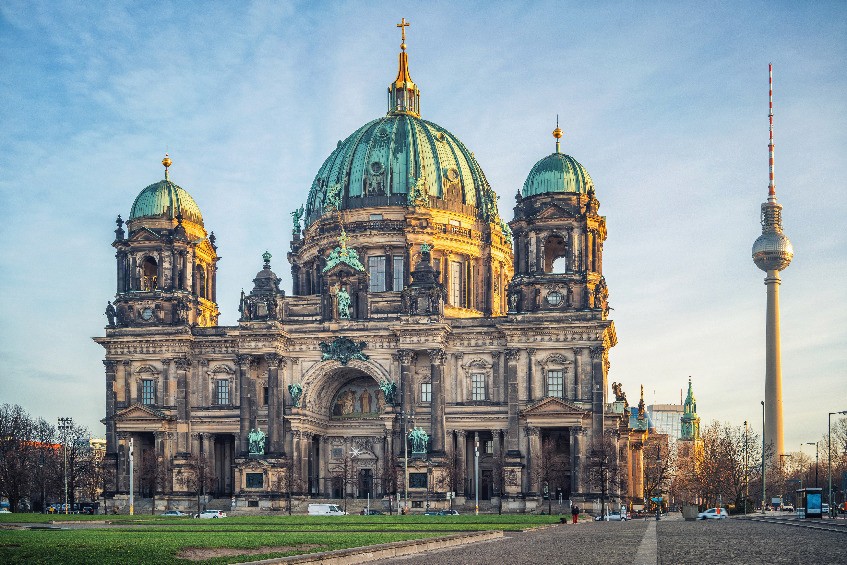 Viel Erkundungsstoff zu Berlin: Der meistverkaufte Reiseführer im Buchhandel war in diesem Jahr die „Marco Polo“- Ausgabe Paris (MairDumont). Auch in der Addition aller Reiseführer-Absatzzahlen steht Paris vor anderen europäischen Stadt-Reisezielen. Aber durch die Fülle von zum Teil auch sehr spezialisierten Reise- und Ausflugsratgebern kommen die deutschen Metropolen Berlin (Foto: Berliner Dom, Alex r.), Hamburg und München in Summe zu noch höheren Verkaufszahlen. Die Nachfrage nach Insel-Urlaubszielen führen Mallorca und Kreta an. (Foto: 123rf.com/sborisov)