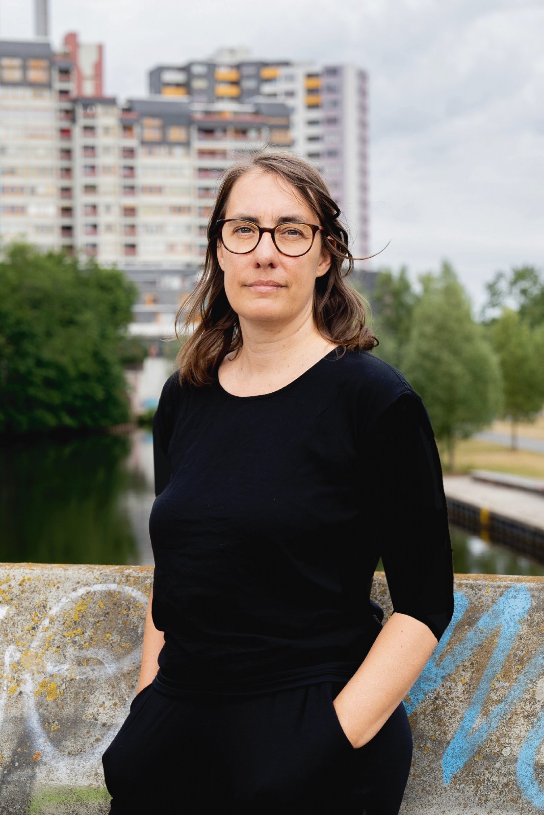 Katharina Peter, 1980 in Bad Soden am Taunus geboren, studierte Szenisches Schreiben an der Universität der Künste Berlin. Sie lebt als Autorin und Dramaturgin in Hannover. Als Vorstand des Vereins Theatrum e. V. konzipiert und realisiert sie transdisziplinäre Projekte an der Schnittstelle von Kunst und Wissenschaft. „Erzählung vom Schweigen“ ist ihr erster Roman. (Foto: Matthes & Seitz)