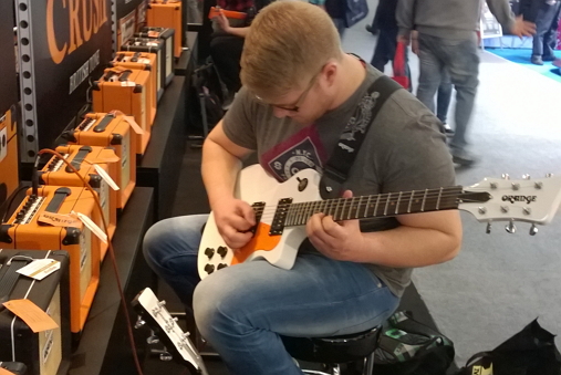 Musikmesse2015_OrangeGuitarist(c)Michael Lemster