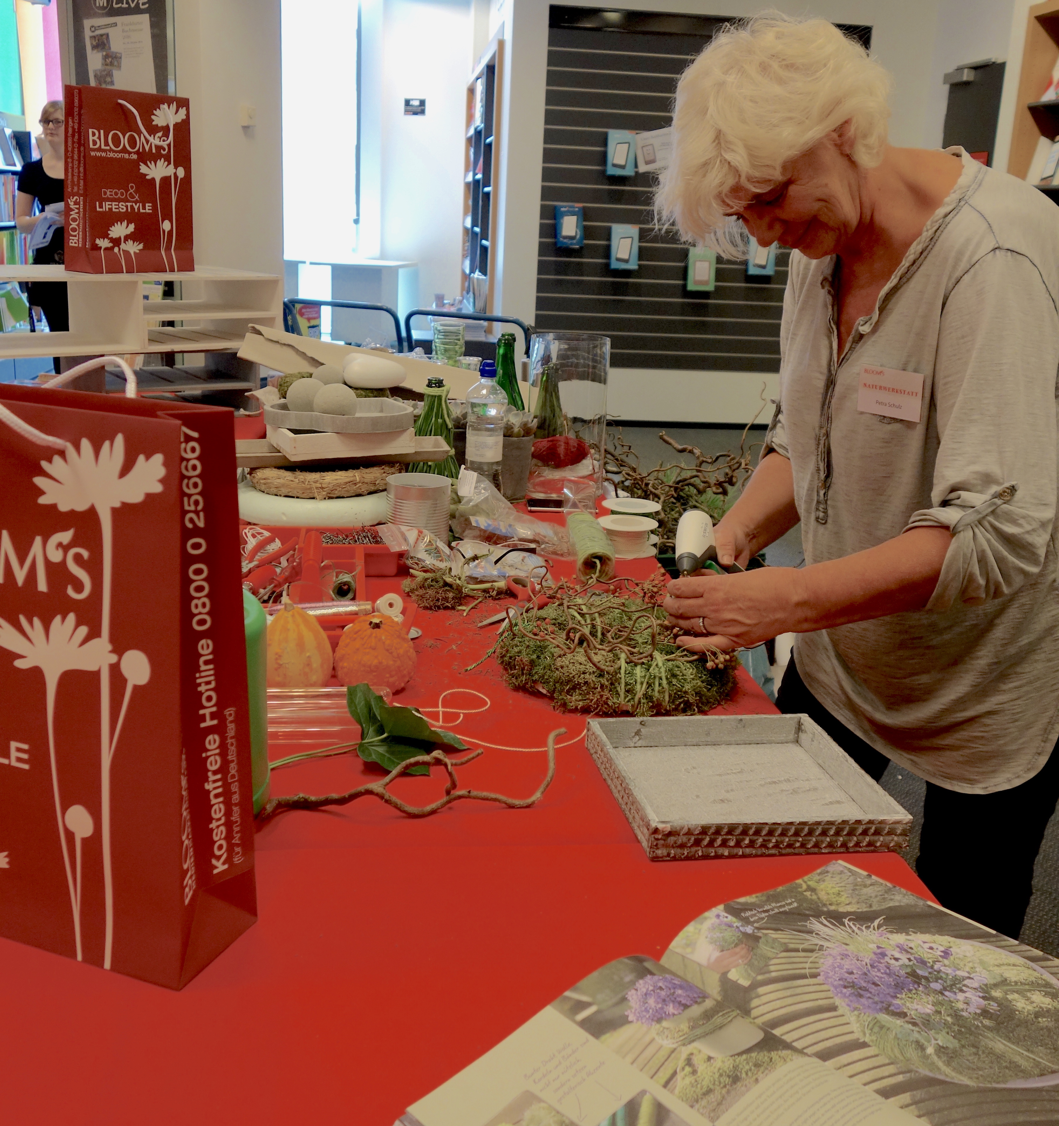 Petra Schulz von Blooms zeigte, wie man mit Fundstücken aus dem Wald tolle Dekos basteln kann.