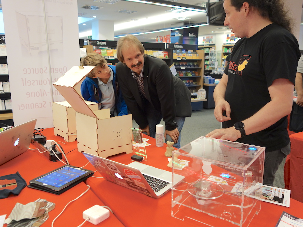 Mario Lukas (rechts) präsentierte einen 3D Scanner, mit dem Maker dreidimensionale Objekte kopieren können.