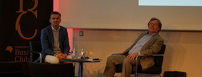 Bonnier-Chef Jacob Dalborg (l.) beim CEO-Talk, der von Rüdiger Wischenbart moderiert wurde (Foto: buchreport)