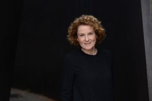 Michaela G. C. Philipzen verantwortet seit 2011 die Produktion der Ullstein Buchverlage, Berlin. Fasziniert von den technologischen Errungenschaften der jüngsten Zeit setzt sie mit ihrem Team den Ansatz der schlanken Produktion 4.0 in diversen Projekten um. Foto: Mirjam Knickriem.