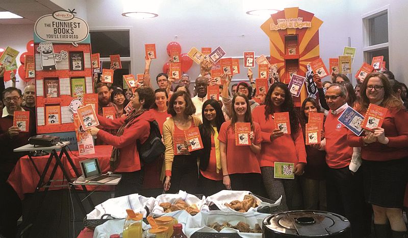 Partystimmung: Zur Buchpremiere von „Diary of a Wimpy Kid. Double Down“ hat Jeff Kinneys US-Verlag Abrams in Washington eine große Party inszeniert. Passend zum Buchcover wurde Orange und Gelb getragen (Foto: Abrams).