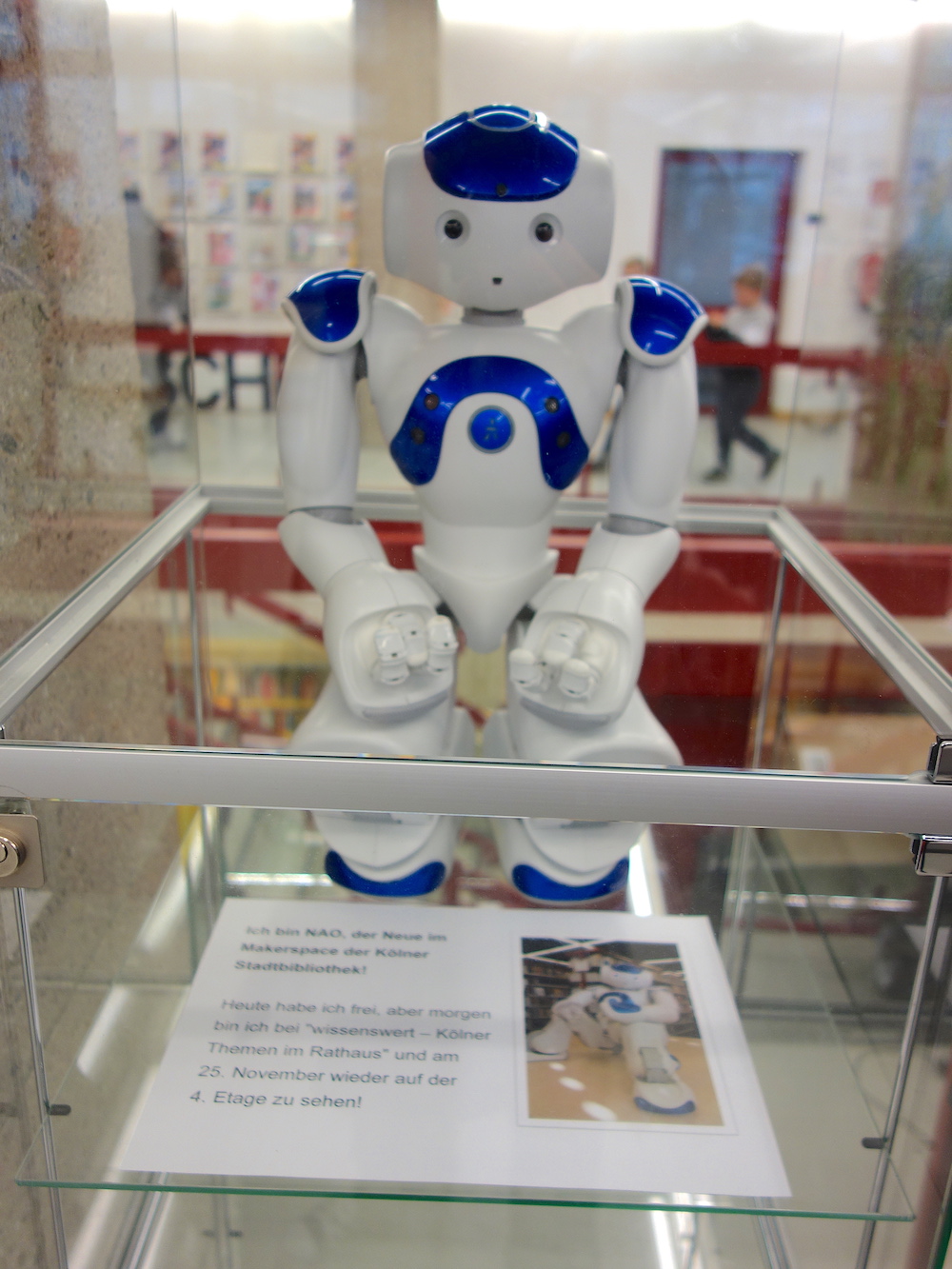 Der Nao-Roboter gehört zum Inventar der Kölner Stadtbibliothek. 