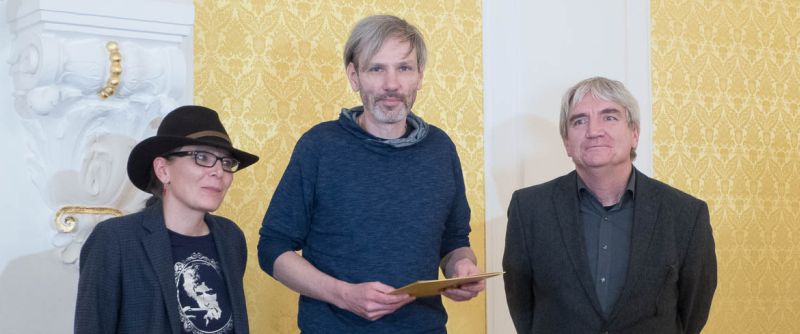 Preisträger Kai Grehn (M.) mit den beiden Juroren Anne Blaudzun und Moritz Baßler (Foto: Reiner Mnich)