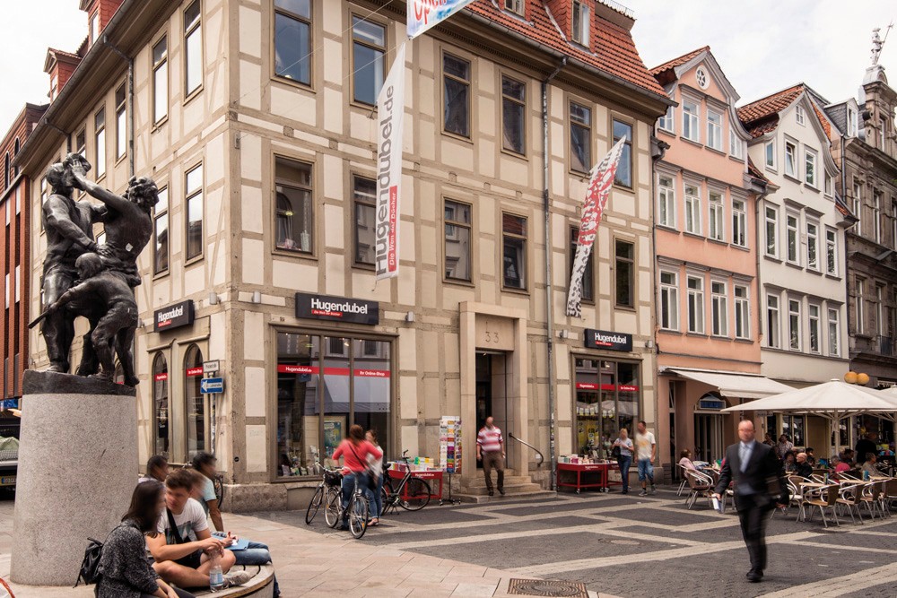 Begehrt, aber kleinflächig strukturiert: Die Weender Straße ist die zentrale Einkaufsmeile in der Göttinger City, die Filialen von Hugendubel (Foto) und Thalia sind nur wenige Meter entfernt. Bis 2011 hatte auch die Buchhandlung Calvör hier ihren Standort, zog dann aber 2011 in die Jüdenstraße. Auch nach den Schließungen von Hugendubel und Decius bleibt Göttingen eine Bücherstadt mit unabhängigen Sortimenten wie Calvör, Vaternahm, Eulenspiegel, Hertel, dem Buchladen Rote Straße sowie dem Frauen- und Kinderbuchladen Laura (Foto: Hans Engels/Hugendubel).